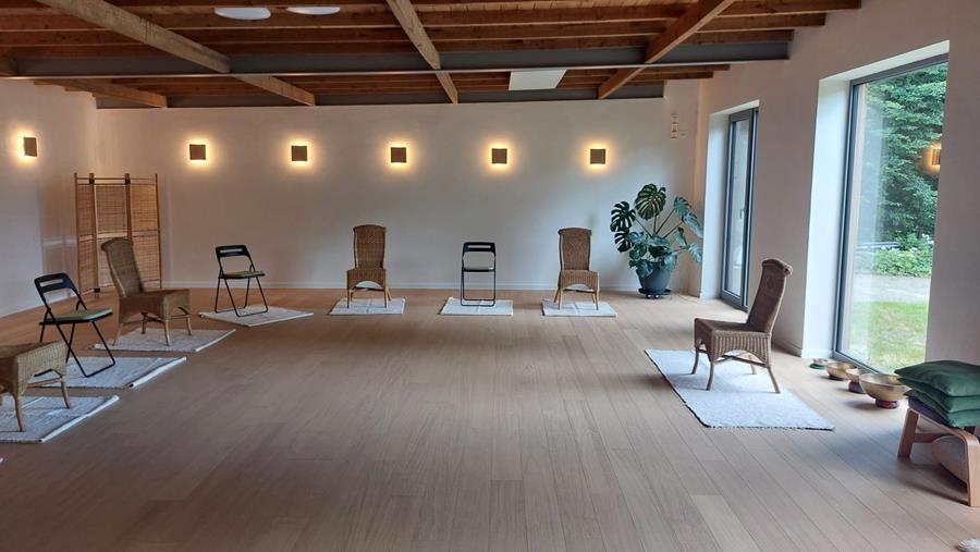 Un studio de yoga serein en harmonie avec la nature