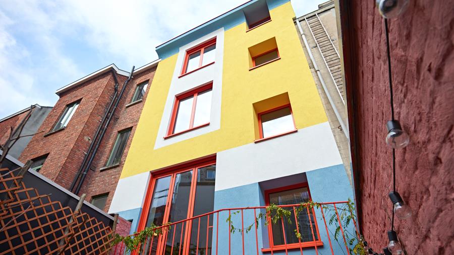 Kleurrijke, gestapelde rijwoning in hartje Gent