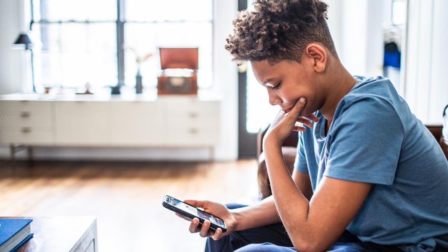La moitié des enfants fortement dépendants de leur smartphone, selon une étude américaine