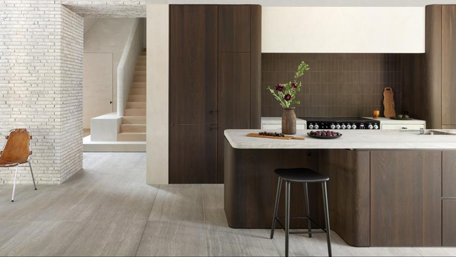 Cuisine haut de gamme en chêne fumé et laiton