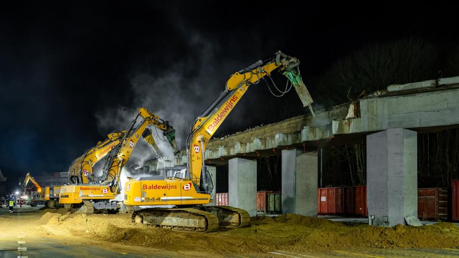 E40 opnieuw open na optillen en verplaatsen van brugdek