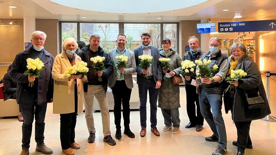 Witte rozen voor zorgpersoneel Sint-Jan